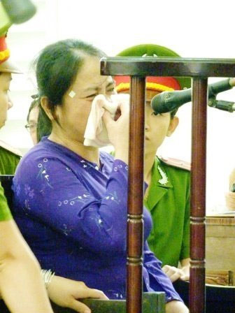 Rồi lại sụt sùi khóc, tiếng khóc của người đàn bà giết chồng vọng vào micro đặt trước mặt, vang khắp khán phòng nhưng nào có ai cảm thông