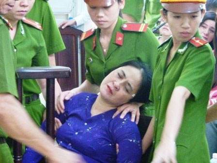 Bị cáo liên tục khóc và ngất