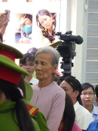 Khuôn mặt già nua, khắc khổ của bà Tám Nga (mẹ nhà báo Hoàng Hùng). Dù biết tội lỗi của con dâu, người giết con trai bà, nhưng bà vẫn một mực "con dâu tui", khiến cả khán phòng cảm động