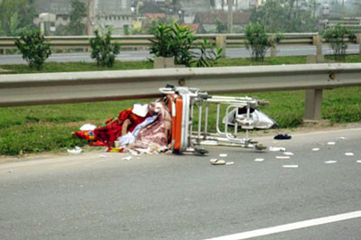 Xe chở xác cha nổ lốp "kéo" con chết cùng ảnh 4 Xe chở xác cha nổ lốp "kéo" con chết cùng ảnh 4