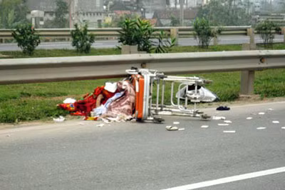 Xe chở xác cha nổ lốp "kéo" con chết cùng ảnh 4