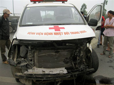 Đầu xe cứu thương nát bét Đầu xe cứu thương nát bét