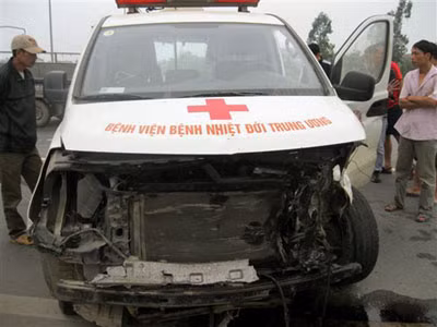 Đầu xe cứu thương nát bét