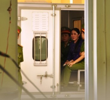 Trước đó, ngay trong buổi sáng (ngày 29/3), ngồi trong xe đến phiên tòa xét xử, Trần Thúy Liễu đã bắt đầu bật khóc nức nở