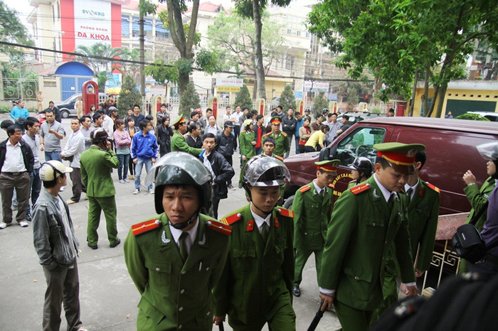 Bên ngoài phòng xử án, rất đông lực lượng an ninh đã có mặt để giữ gìn an ninh trật tự. Bên ngoài phòng xử án, rất đông lực lượng an ninh đã có mặt để giữ gìn an ninh trật tự.