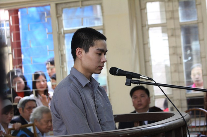 So với các bị cáo khác, Luyện tỏ ra bình tĩnh, trả lời rành rọt từng câu hỏi của Chủ tọa. So với các bị cáo khác, Luyện tỏ ra bình tĩnh, trả lời rành rọt từng câu hỏi của Chủ tọa.