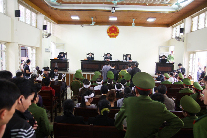 Các bị cáo trả lời trong phiên tòa Các bị cáo trả lời trong phiên tòa