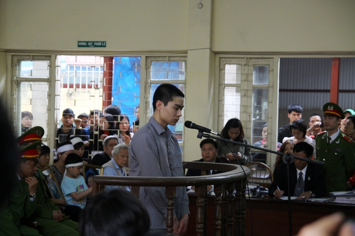 Lê Văn Luyện trông gầy hơn so với phiên sơ thẩm. Lê Văn Luyện trông gầy hơn so với phiên sơ thẩm.