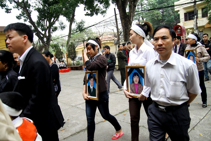Khuôn mặt những người thân của gia đình bị hại chưa nguôi đau buồn Khuôn mặt những người thân của gia đình bị hại chưa nguôi đau buồn