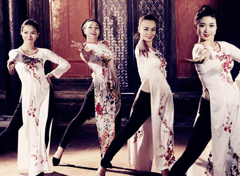 Được biết, cũng khá lâu rồi Trà Ngọc Hằng mới trở lại với dự án âm nhạc mới, không giống như những lần trước thường chọn việc hợp tác với đối tác Hàn Quốc để thực hiện các dự án âm nhạc, sự trở lại lần này của Trà Ngọc Hằng mang tính truyền thống, rất Việt Nam. Được biết, cũng khá lâu rồi Trà Ngọc Hằng mới trở lại với dự án âm nhạc mới, không giống như những lần trước thường chọn việc hợp tác với đối tác Hàn Quốc để thực hiện các dự án âm nhạc, sự trở lại lần này của Trà Ngọc Hằng mang tính truyền thống, rất Việt Nam.