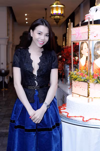 Buổi tiệc sinh nhật của Trà Ngọc Hằng diễn ra rất ấm cúng trong một khuôn viên lãng mạn được trải đầy hoa và nến.