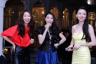 Trà Ngọc Hằng cùng Lều Phương Anh và Vũ Hoàng Điệp khuấy động buổi sinh nhật bằng những ca khúc vui nhộn. Trà Ngọc Hằng cùng Lều Phương Anh và Vũ Hoàng Điệp khuấy động buổi sinh nhật bằng những ca khúc vui nhộn.