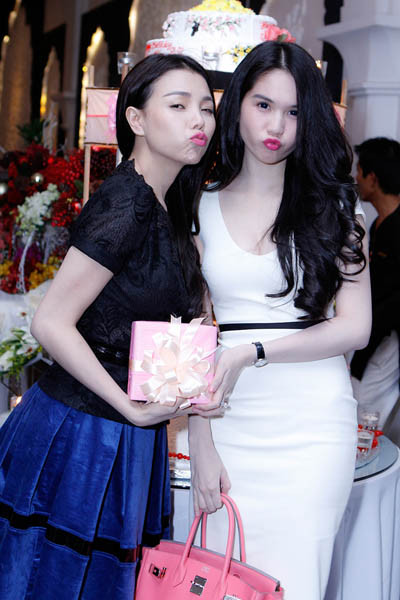 Cả hai tạo dáng xì teen khi chụp ảnh trước ống kính Cả hai tạo dáng xì teen khi chụp ảnh trước ống kính