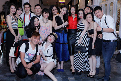 Rất nhiều bạn bè đến chúc mừng sinh nhật cùa người đẹp Rất nhiều bạn bè đến chúc mừng sinh nhật cùa người đẹp