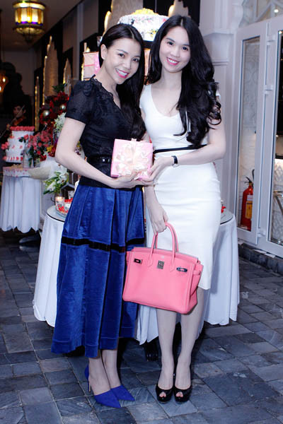 "Nữ hoàng nội y" Ngọc Trinh xuất hiện trong bữa tiêc sinh nhật "Nữ hoàng nội y" Ngọc Trinh xuất hiện trong bữa tiêc sinh nhật