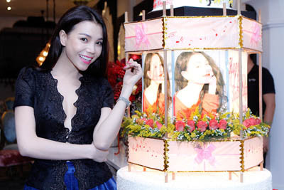 Khá đặc biệt trong sinh nhật năm nay của Trà Ngọc Hằng là chính bạn trai của Trà Ngọc Hằng đã tự tay sắp xếp, bài trí không gian. Khá đặc biệt trong sinh nhật năm nay của Trà Ngọc Hằng là chính bạn trai của Trà Ngọc Hằng đã tự tay sắp xếp, bài trí không gian.