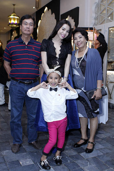 Trà Ngọc Hằng bên gia đình của mình trong ngày sinh nhật Trà Ngọc Hằng bên gia đình của mình trong ngày sinh nhật