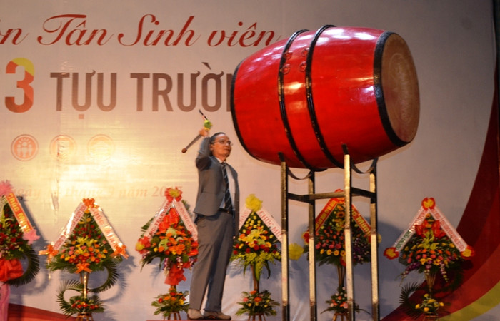 Nhà giáo ưu tú, anh hùng lao động Lê Công Cơ – Chủ tịch Hội đồng quản trị, Hiệu trưởng nhà trường đánh trống khai giảng năm học mới. Ảnh: TT Nhà giáo ưu tú, anh hùng lao động Lê Công Cơ – Chủ tịch Hội đồng quản trị, Hiệu trưởng nhà trường đánh trống khai giảng năm học mới. Ảnh: TT