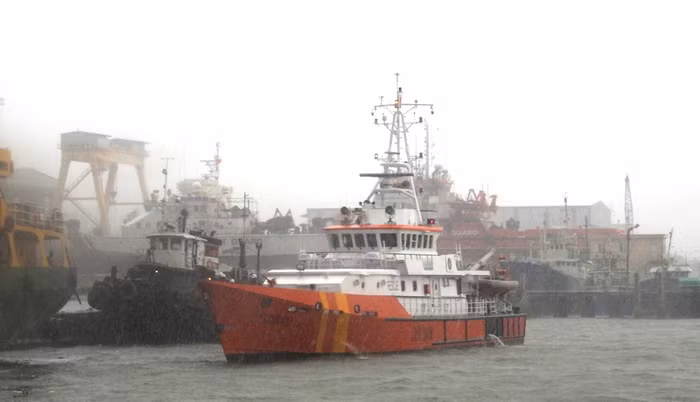 Tàu cứu nạn đưa 11 ngư dân gặp nạn trên biển do cơn bão số 10 về cảng an toàn. Tàu cứu nạn đưa 11 ngư dân gặp nạn trên biển do cơn bão số 10 về cảng an toàn.