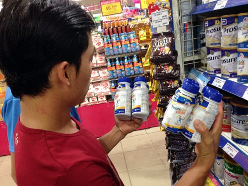 Cơ quan chức năng nhận định Hãng Abbott và Công ty 3A có dấu hiệu vi phạm luật Cạnh tranh khi tạo thế độc quyền kinh doanh Ensure dạng nước - nguồn Ảnh: Diệp Đức Minh - Thanh Niên. Cơ quan chức năng nhận định Hãng Abbott và Công ty 3A có dấu hiệu vi phạm luật Cạnh tranh khi tạo thế độc quyền kinh doanh Ensure dạng nước - nguồn Ảnh: Diệp Đức Minh - Thanh Niên.