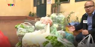 Rau không rõ nguồn gốc xuất xứ được Công ty Trung Thành mua về đóng gói rồi tuồn vào nhà trường (ảnh cắt VTV) Rau không rõ nguồn gốc xuất xứ được Công ty Trung Thành mua về đóng gói rồi tuồn vào nhà trường (ảnh cắt VTV)