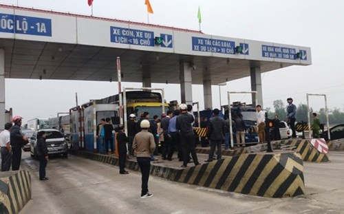 Không bằng lòng với mức thu phí mới, hàng loạt tài xế xe tải đã dừng xe quây trạm thu phí Quán Hàu gây ách tắc giao thông cục bộ (ảnh: Tr.Trung - Báo Lao Động). Không bằng lòng với mức thu phí mới, hàng loạt tài xế xe tải đã dừng xe quây trạm thu phí Quán Hàu gây ách tắc giao thông cục bộ (ảnh: Tr.Trung - Báo Lao Động).