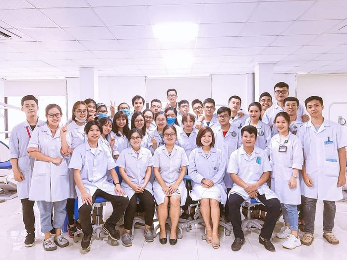 Lê Hữu Chín (ngoài cùng bên phải hàng đầu tiên) cùng các thầy cô bộ môn và sinh viên trong lớp khi đi thực tập. Ảnh: NVCC Lê Hữu Chín (ngoài cùng bên phải hàng đầu tiên) cùng các thầy cô bộ môn và sinh viên trong lớp khi đi thực tập. Ảnh: NVCC