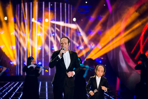 Đêm qua, bỏ mặc những lo lắng trước đó, cô bé tỏ ra rất nhập tâm vào nhân vật mình đã chọn. Màn biểu diễn của Uyên Nhi đã gây xúc động đến các giám khảo và khán giả. Dù ngoại hình là một ông già vầng trán cao với những nếp nhăn khác hẳn vẻ xinh xắn, hồn nhiên bình thường nhưng Uyên Nhi rất tự tin thể hiện bài hát.