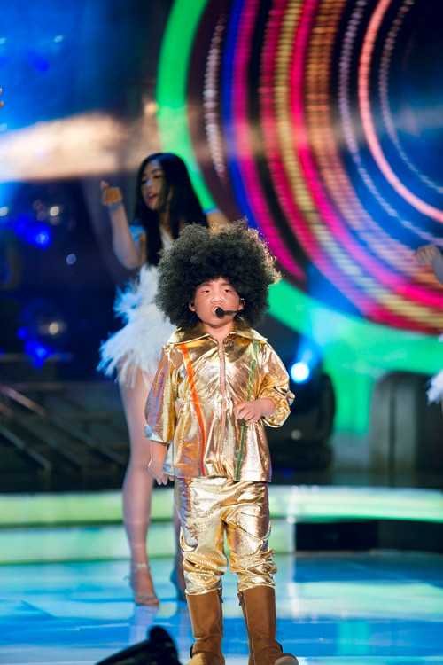 Sau tiết mục ở show 1, Gia Huy tiếp tục phải hóa trang thành chàng trai da màu nhưng khác với lần trước ở chỗ nhân vật lần này có một mái tóc quăn tít, xù nhím rất ấn tượng.