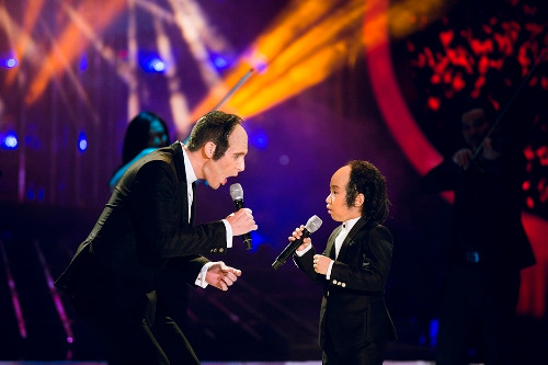 Kyo York và thí sinh nhí Uyên Nhi hóa thân thành ca sĩ Paul Anka với ca khúc "Papa". Uyên Nhi tâm sự sau khi bốc trúng nhân vật này, cô bé đã có lần khóc lóc với mẹ và chú Kyo vì sợ rằng mình khó có thể hóa thân thành một nhân vật già như thế.