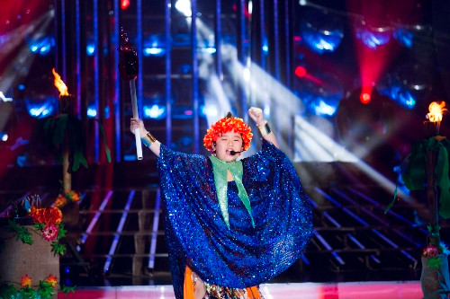 Trong tiết mục hóa thân thành nhân vật trong bộ phim High Shool Musical, Gia Bảo được dịp thể hiện khả năng đọc rap điêu luyện ngoài phần hát.