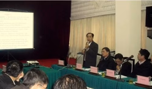 Ông Trần Đình Bá đang giảng bài “Phương pháp tính hiệu quả kinh tế đường bay trước các tiến sỹ là thứ trưởng – Cục trưởng HKVN ngày 13/2/2012 tại Hội trường Bộ GTVT. Ảnh: Báo GTVT.