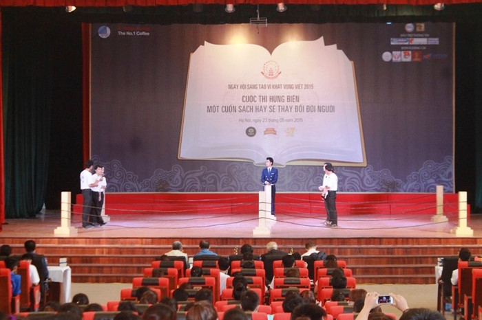 Kết thúc Cuộc thi hùng biện &quot;Một cuốn sách hay sẽ thay đổi đời người&quot; sáng 23/5 Ban giám khảo đã lựa chọn được 5 đội thi xuất sắc nhất lọt vào đêm thi chung kết .