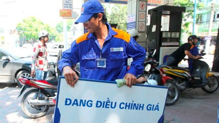 Giá xăng dầu liên tục được điều chỉnh tăng, chỉ tính trong tháng 5/2015 giá xăng đã tăng hơn 3.000 đồng (Ảnh minh họa).