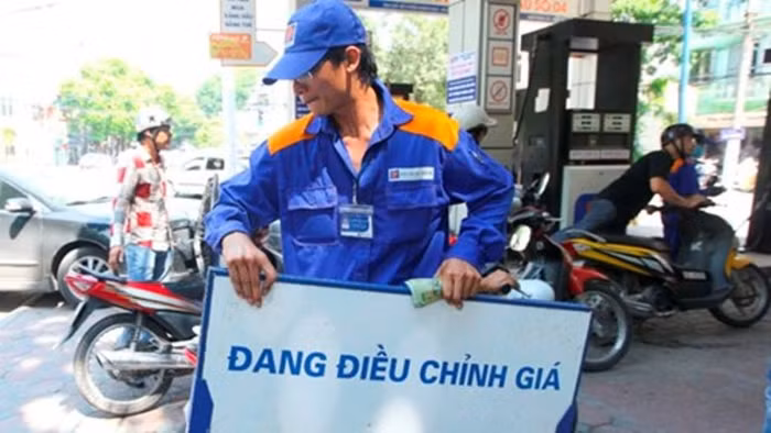 Giá xăng dầu liên tục được điều chỉnh tăng, chỉ tính trong tháng 5/2015 giá xăng đã tăng hơn 3.000 đồng (Ảnh minh họa).