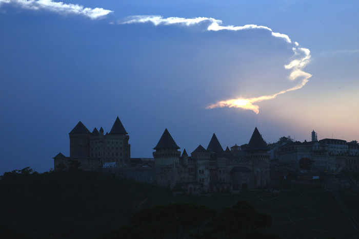 Rồng cưỡi mây nhả ngọc phun châu cho vùng Núi Chúa viên ngọc Bà Nà - Ảnh Anh Vũ