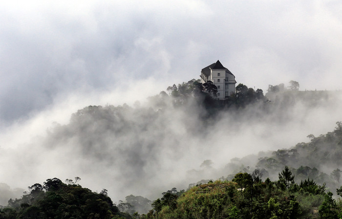 Bà Nà huyền ảo trong mây - Ảnh Lê Huy Tuấn