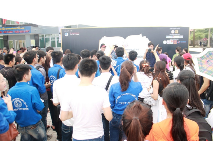 Các bạn sinh viên Hà Nội hào hứng với “Ngày hội Sáng tạo Vì Khát vọng Việt 2015”.