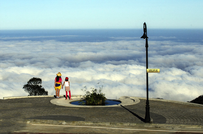 Với tay chạm đến biển mây - Ảnh Đào Quang Tuyên