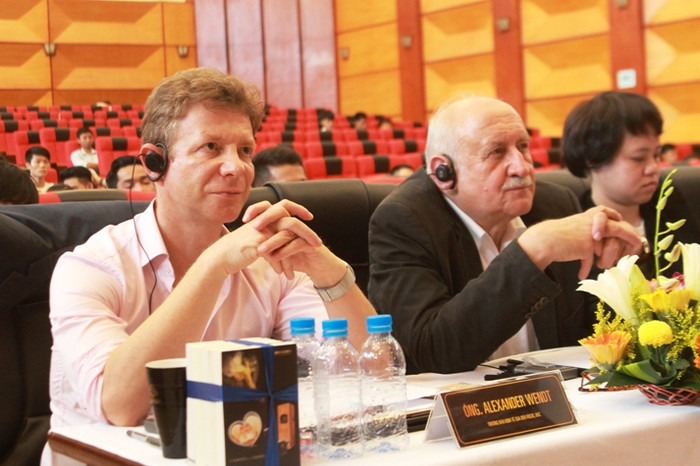 Ngoài ra còn có hai diễn giả người nước ngoài khác làm giám khảo gồm ông Alexander Wendt - Trưởng ban Kinh tế của tờ DER FOCUS,CHLB Đức; Ông Hans Kaiser - Bộ trưởng các vấn đề Châu Âu, bang Thuringia (CHLB Đức).