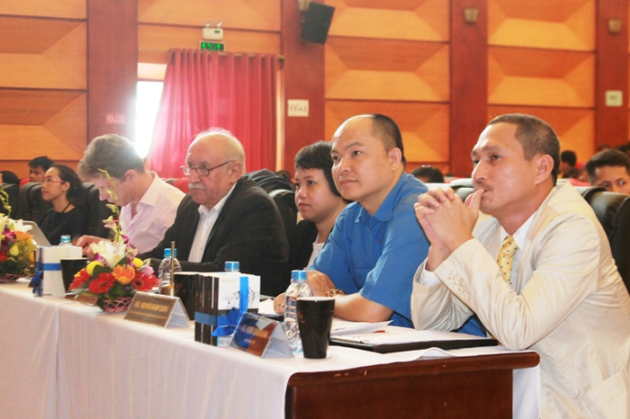 Ban giám khảo cuộc thi ngoài diễn giả trong nước như TS Vương Quân Hoàng (ngoài cùng bên phải) còn có TS Nguyễn Mạnh Cường (áo xanh), bà Phạm Thị Điệp Giang, Phó giám đốc truyền thông của Tập đoàn Trung Nguyên.