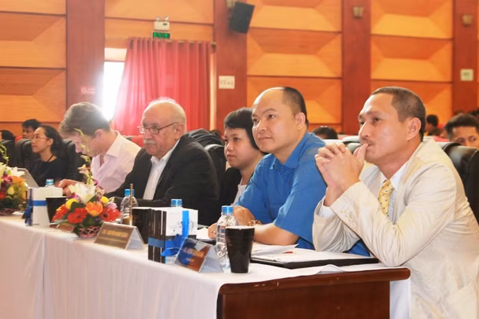 Ban giám khảo cuộc thi ngoài diễn giả trong nước như TS Vương Quân Hoàng (ngoài cùng bên phải) còn có TS Nguyễn Mạnh Cường (áo xanh), bà Phạm Thị Điệp Giang, Phó giám đốc truyền thông của Tập đoàn Trung Nguyên.