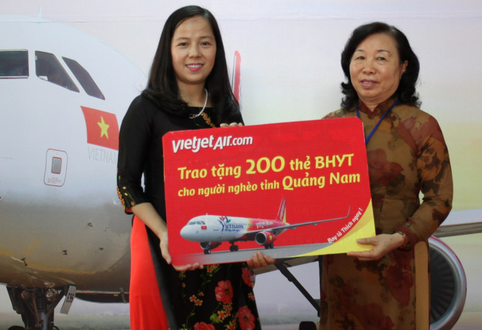 Nhân sự kiện này Vietjet tặng thẻ bảo hiểm y tế cho người nghèo 2 tỉnh Quảng Nam và Quảng Ngãi Nhân sự kiện này Vietjet tặng thẻ bảo hiểm y tế cho người nghèo 2 tỉnh Quảng Nam và Quảng Ngãi