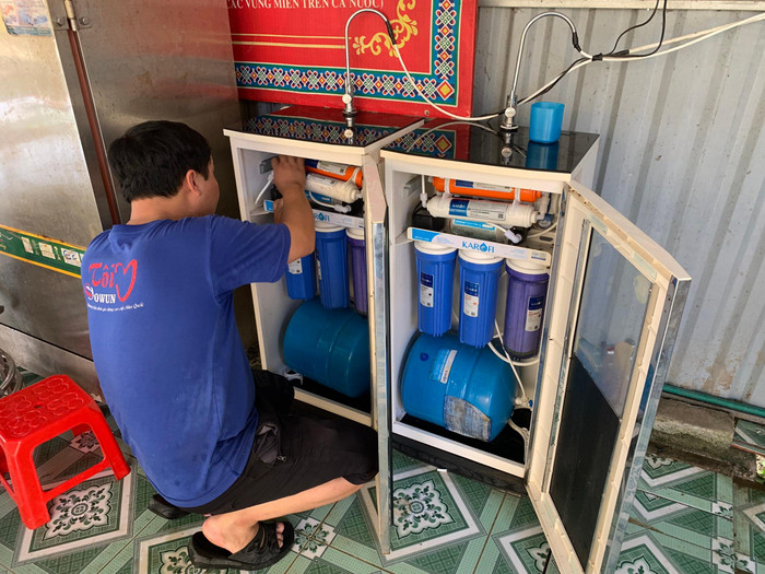 Giáo viên Trường Trung học phổ thông số 1 Bắc Hà kiểm tra, sữa chữa đồ dùng. Ảnh: Nhà trường cung cấp Giáo viên Trường Trung học phổ thông số 1 Bắc Hà kiểm tra, sữa chữa đồ dùng. Ảnh: Nhà trường cung cấp