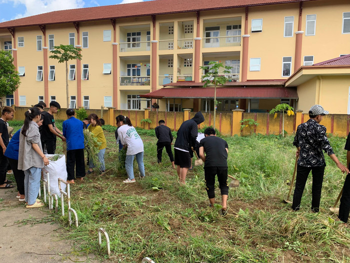 Học sinh Trường Trung học phổ thông số 1 Bắc Hà dọn dẹp đón ngày khai giảng. Ảnh: Nhà trường cung cấp Học sinh Trường Trung học phổ thông số 1 Bắc Hà dọn dẹp đón ngày khai giảng. Ảnh: Nhà trường cung cấp