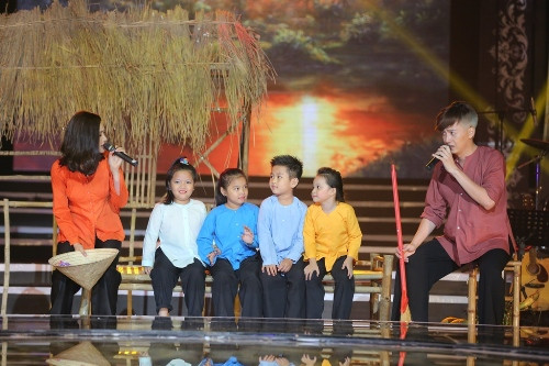 Hai ca sĩ trẻ diễn xuất trong tiết mục Túp lều lý tưởng.