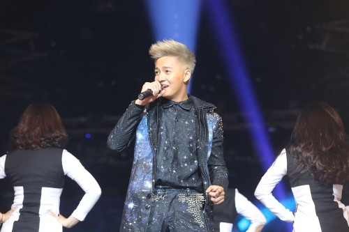 Ngô Kiến Huy điển trai tại liveshow diễn ra vào tối qua.