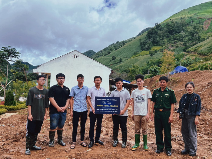 Nhật Ánh (ngoài cùng bên phải) cùng đoàn đến làm từ thiện tại trường học ở tỉnh Sơn La. Ảnh: NVCC Nhật Ánh (ngoài cùng bên phải) cùng đoàn đến làm từ thiện tại trường học ở tỉnh Sơn La. Ảnh: NVCC