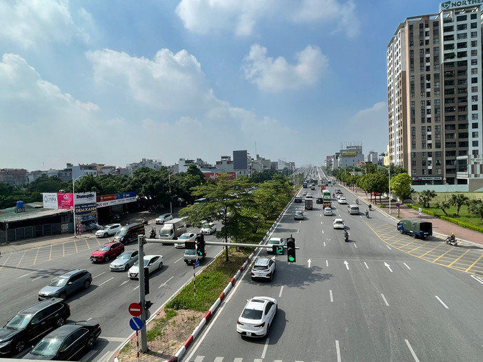 Dòng xe tấp nập trên đường hướng từ cầu Vĩnh Tuy qua Đàm Quang Trung. Ảnh: Trung Dũng Dòng xe tấp nập trên đường hướng từ cầu Vĩnh Tuy qua Đàm Quang Trung. Ảnh: Trung Dũng