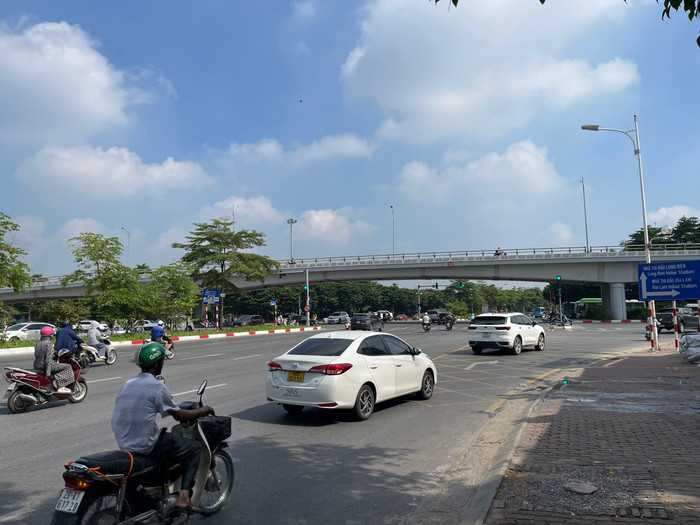 Cho dù vào giờ thấp điểm nhưng có thể thấy lượng phương tiện lưu thông qua đây vẫn khá tấp nập. Ảnh: Trung Dũng Cho dù vào giờ thấp điểm nhưng có thể thấy lượng phương tiện lưu thông qua đây vẫn khá tấp nập. Ảnh: Trung Dũng